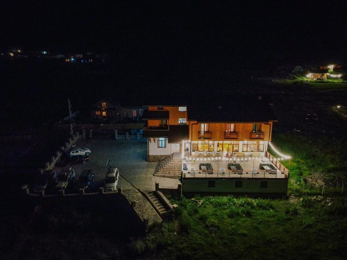 Alpenhaus Kazbegi Hotel & Restaurant Екстер'єр фото