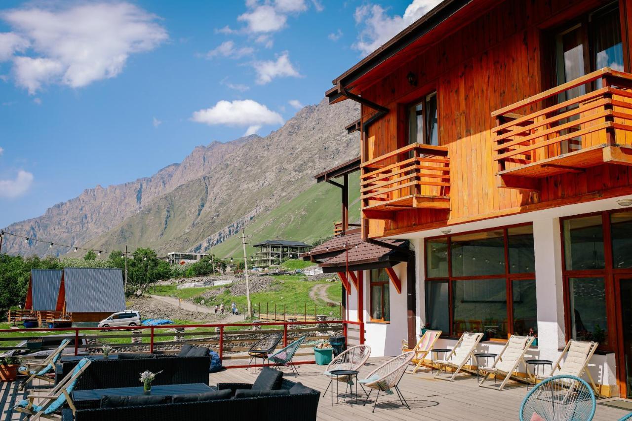 Alpenhaus Kazbegi Hotel & Restaurant Екстер'єр фото