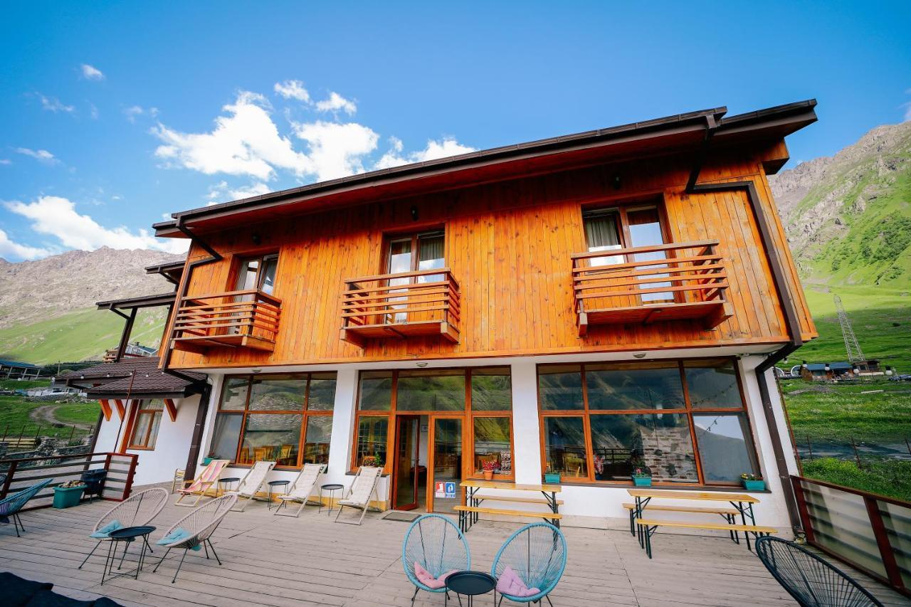Alpenhaus Kazbegi Hotel & Restaurant Екстер'єр фото