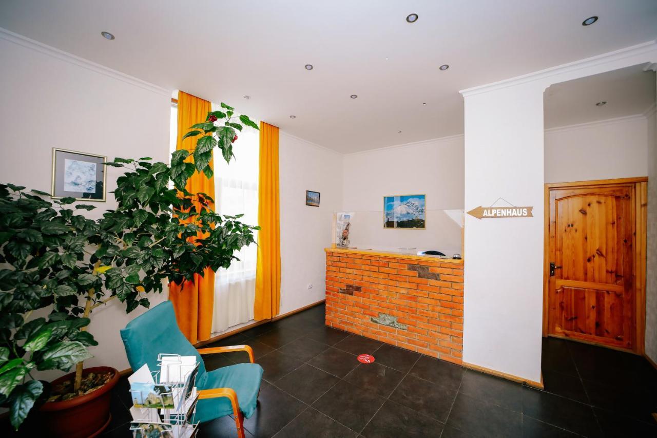 Alpenhaus Kazbegi Hotel & Restaurant Екстер'єр фото