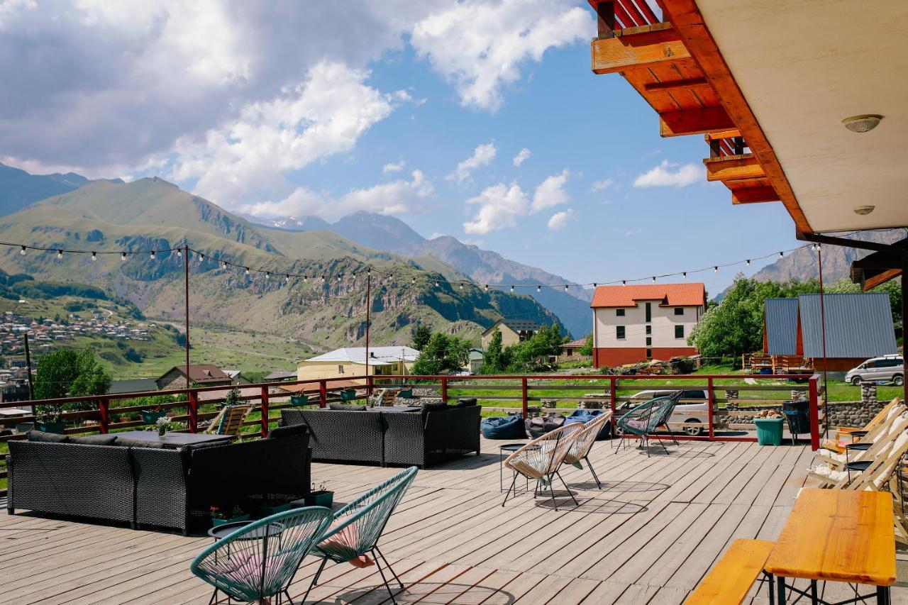 Alpenhaus Kazbegi Hotel & Restaurant Екстер'єр фото