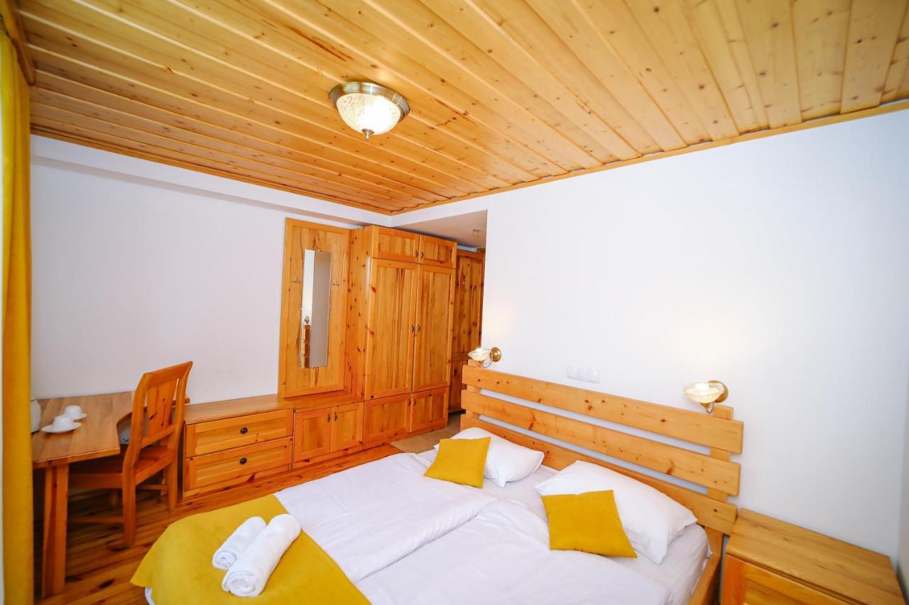 Alpenhaus Kazbegi Hotel & Restaurant Екстер'єр фото