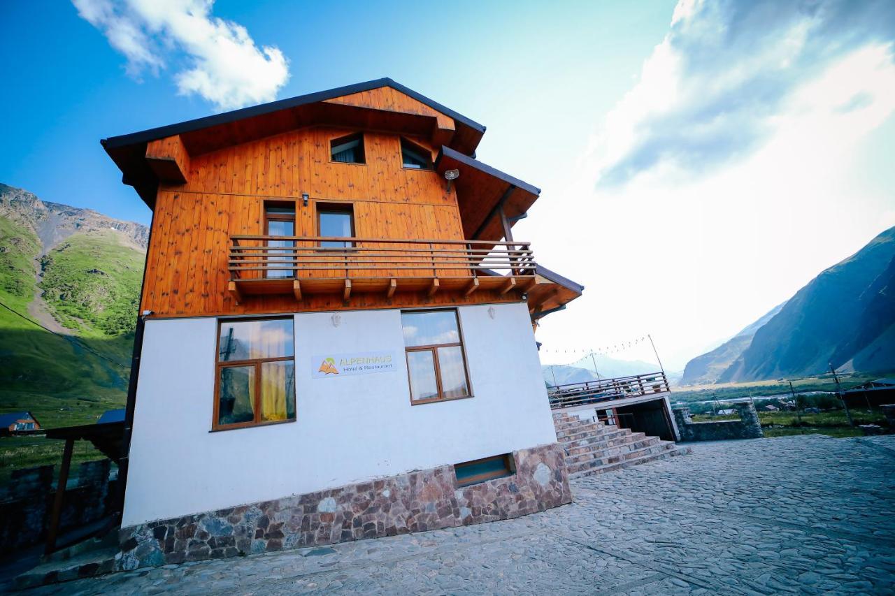 Alpenhaus Kazbegi Hotel & Restaurant Екстер'єр фото