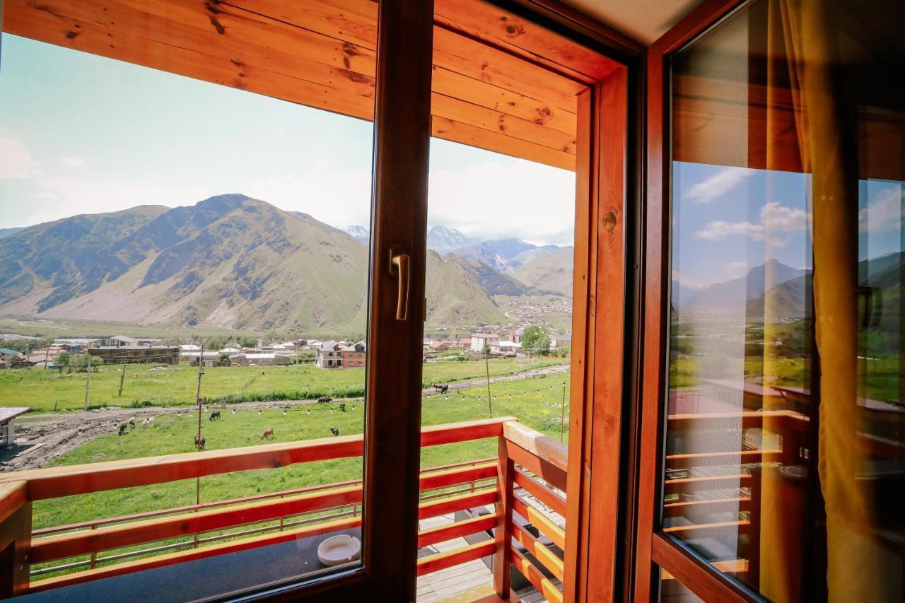 Alpenhaus Kazbegi Hotel & Restaurant Екстер'єр фото