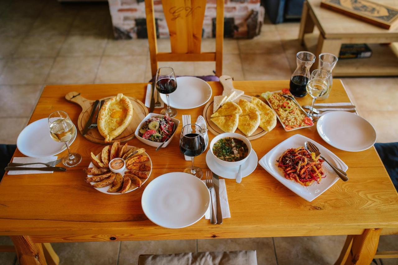 Alpenhaus Kazbegi Hotel & Restaurant Екстер'єр фото